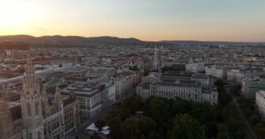 Avusturya 'daki Viyana' nın havadan görünüşü. Viyana hava manzarası. Viyana silueti. İnsansız hava aracından tarihi mimari hava manzaralı Wien manzarası. Viyana silueti. Turizm ve seyahat kavramı
