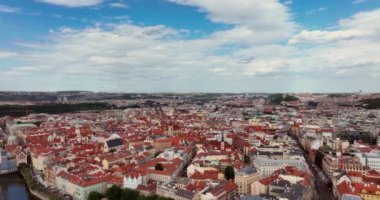 Prag Panorama 'sı, şehrin havası, Prag şehrinin yukarıdan görünüşü. Prag üzerinde uçuş, eski kasaba, Kale ve Vltava Nehri, Çek Cumhuriyeti. Prag 'ın havadan görünüşü