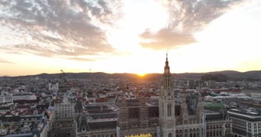 Viyana Belediye Binası. Rathusplatz 'ın havadan görünüşü. Rathauspark 'taki Rathaus' un tepesinde. Rathaus Viyana 'da, belediye binasında. İnsansız hava aracı görüntüleri. Başkent Wien 'deki Rathaus Belediye Binası. Avrupa 'da seyahat