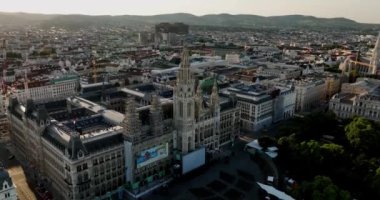 Viyana Belediye Binası. Rathusplatz 'ın havadan görünüşü. Rathauspark 'taki Rathaus' un tepesinde. Rathaus Viyana 'da, belediye binasında. İnsansız hava aracı görüntüleri. Başkent Wien 'deki Rathaus Belediye Binası. Avrupa 'da seyahat