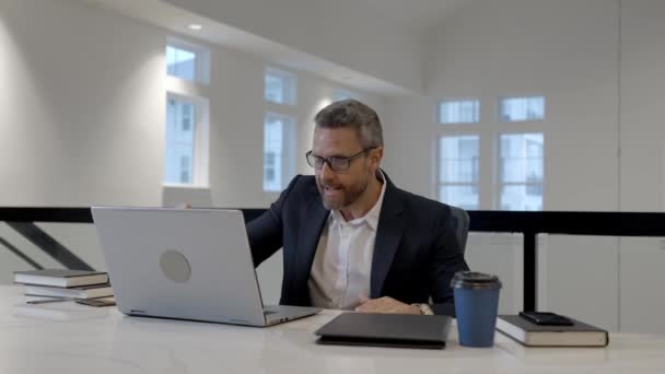 Gestresste Wütende Büroangestellte Schlägt Auf Laptop Büro Ein Geschäftsmann Kaputt — Stockvideo