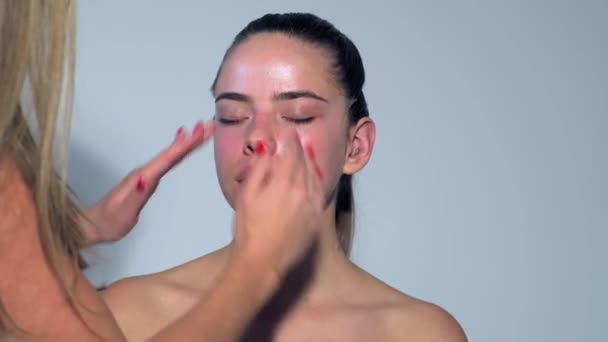 Make Artist Menerapkan Riasan Dengan Kuas Kosmetik Rambut Cantik Makeup — Stok Video