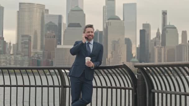 Affärsman Talar Smartphone Utomhus Nära Manhattan Tjuv Stal Mobilen Tjuv — Stockvideo