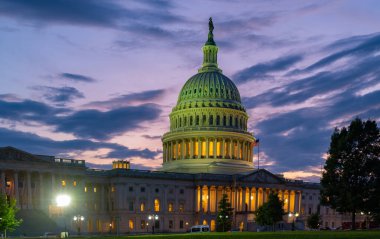 Başkent binası, gece, Washington DC. ABD Kongre Binası 'nın dış fotoğrafları. Gün batımında Capitol. Capitol mimarisi