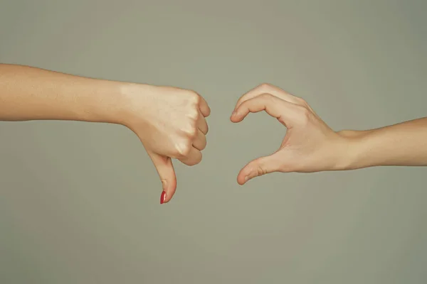 Hoşlanmamak Kadın Erkek Elleri Kalp Şeklinde Hoşlanmayarak Aşk Kalpleri Şeklinde — Stok fotoğraf