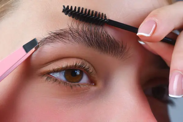 Eyebrow Shaping Close Woman Getting Eyebrow Make Macro Combing Eyebrows — Stock Photo, Image