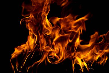 Yangın alevleri siyah arka planda izole edildi. Ateş yakma alevi izole, yanan sanat tasarımı kavramı ve metin için boşluk