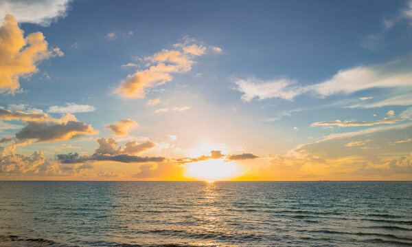 Восход солнца на тропическом пляже. Пейзаж красивого пляжа. Прекрасный закат на море. Цветной океан пляж восход солнца с глубоким голубым небом и солнечными лучами. Карибское море