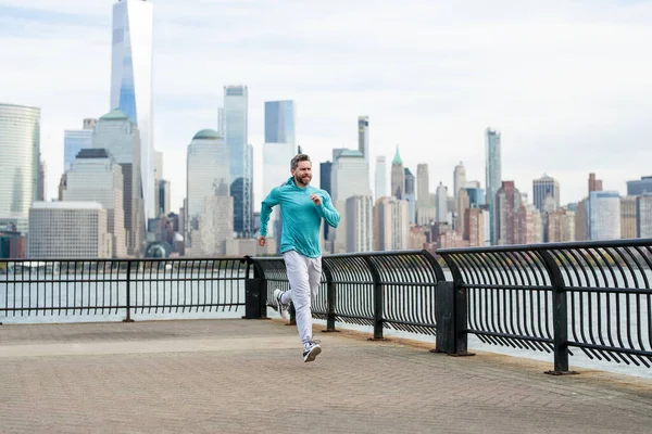 ストリートでスポーツをする成熟した男 ランナーは屋外でスプリントします 都市部でのスポーツマントレーニング 健康的なライフスタイルのスポーツコンセプト ニューヨークの公共公園でスポーツウェアのジョギング運動の男 — ストック写真
