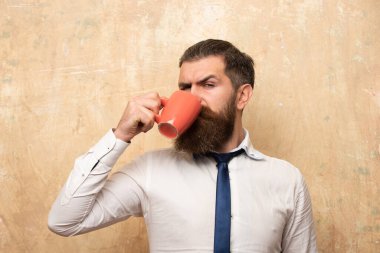 İyi sabahlar. İnsanlar bir fincan kahve içer. Sabah çayı. İyi sabahlar. Adam çay içiyor. Bir fincan kahveli hippi adam. Sakallı adam elinde bardak çayı, kahve içiyor. Uyan! Uyan! Sabah çayından sonra