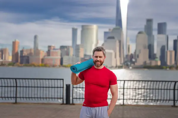 ニューヨーク市の屋外で演習をする男 ニューヨーク市でのハッピーマンワークアウト フィットネス エネルギー 健康的な運動トレーニングのためのシニアランナーの動機 スポーツ フィットネス — ストック写真