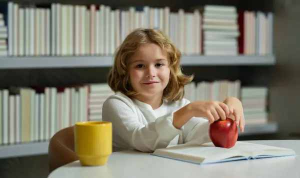 Leerling Met Boek Hij Zit Bibliotheek Kinderboek School Nerd Leerling — Stockfoto