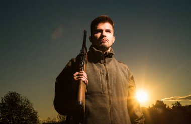 Avcılık dişli ve avcılık giyim. Hunter avı av tüfeği silahla. Açık ve kapalı av sezonu