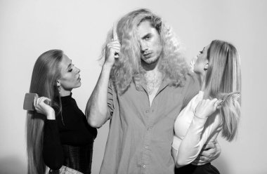 Arka planda saç tarayan çeşitli kadın ve erkek grupları. Çekici, neşeli, seksi, modaya uygun, saç tarayan grup modelleri. Saç tarayan gençlerin toplu portresi