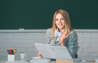 Üniversitede ya da lisede güzel sarışın bir öğrencinin portresi.