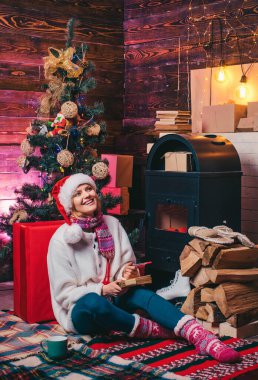 Noel ev iç. Noel dekorasyonu. Yeni yıl hediyeleri. Hediye duygular. Yeni yıl. Noel ev atmosferi. Kadın yeni yıl arifesi