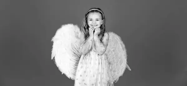 バレンタインデー 天使の手があなたのために渡った お前の拳で立っている謎の天使の少女 クリスマスかわいい天使 美しい天使 — ストック写真