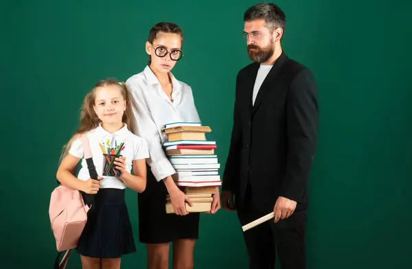 Portret Van Vader Tutor Schoolkinderen Dochters Groene Schoolbord Achtergrond Boeken — Stockfoto
