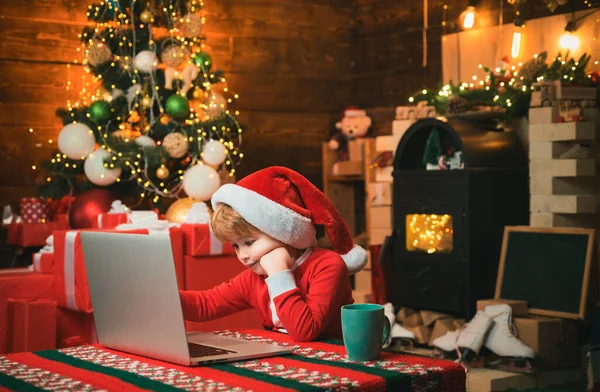 Portræt Sød Drømmende Santa Hjælper Skrive Brev Til Santa Claus - Stock-foto