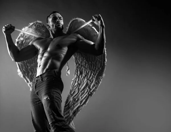 性感的男人 长着天使般的翅膀 赤身裸体 — 图库照片