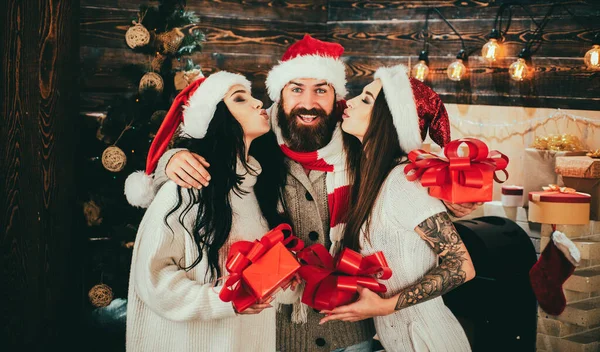 親友たちです クリスマスのギフト ボックスと幸せな人は メリー クリスマスとハッピー ホリデー うれしそうな友達の家でのクリスマス — ストック写真