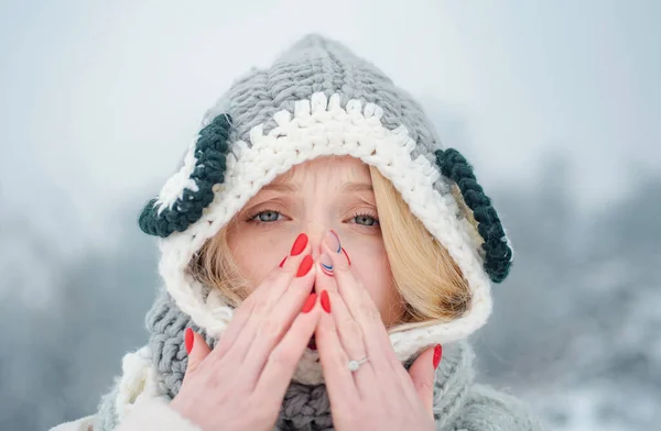 Mujer Con Síntomas Alergia Invernal Sonándose Nariz Retrato Una Mujer — Foto de Stock