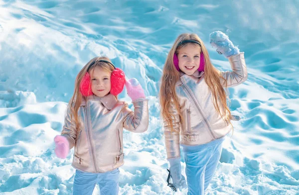 冬天快乐 两个小女孩在公园里玩雪 两个小女孩的肖像在冬天与雪玩耍 姐姐们在雪地里嬉戏 — 图库照片