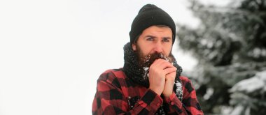 Karda sakallı bir adamın portresi. Karda sakallı bir kış adamı. Karlı sakallı sakallı adam. Kışın karlı geçen bir hippi. Noel bayrağı için kış adamı