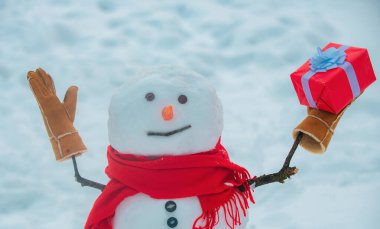 Mutlu Noeller ve mutlu yıllar. Kış indirimi afişi. Dışarıda kardan adam sürprizi. Komik kardan adamların Noel hediyesi olur. Tasarım Hediyesi El yapımı. Kutlama Sanatı Kutlama Kartı