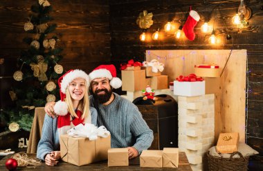 Olumlu insan duyguları yüz ifadeleri. Mutlu Noeller ve mutlu yeni yıl. Aile Noel'i mutlu. Yeni yıl kavramı. Sevimli genç kadın ve santa şapka ile yakışıklı adam