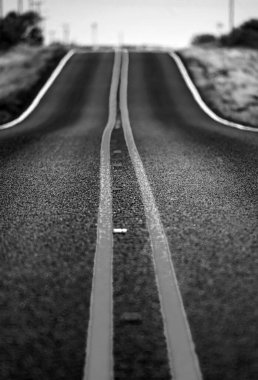 Boş asfalt yol. Boş yolu olan panoramik siluet. Asfalt dokusu, yol arkaplanı