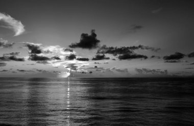 Denizde gün batımı. Yaz denizi olan doğa duvar kâğıdı. Su deniz dokusu. Tropikal denizde sakin bir gün doğumu. Okyanus suyunda gün ışığı.