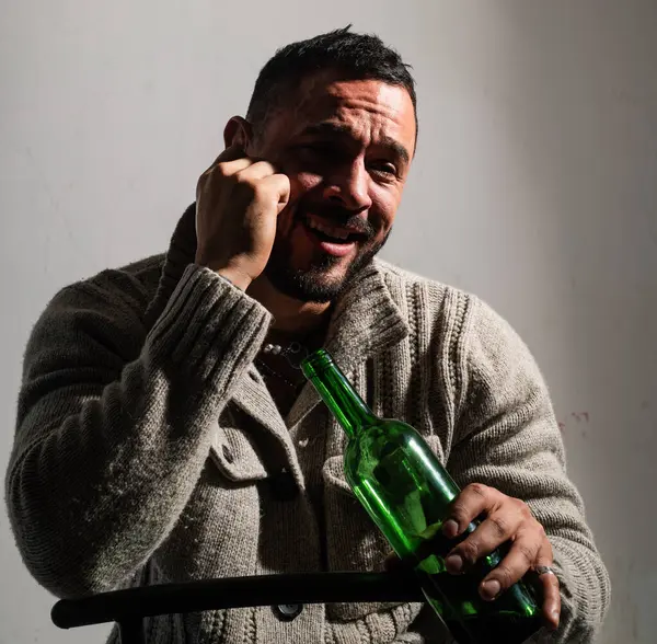 Fyllik Som Drikker Vin Deprimert Fyr Med Flaskealkohol Trist Ulykkelig – stockfoto