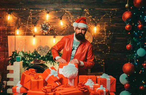 Böser Weihnachtsmann Mit Weihnachtsmütze Bärtiger Mann Weihnachtspullover Neujahrskonzept Weihnachtsmann Mit — Stockfoto