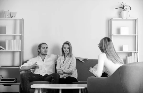 心理学者は若いカップル 心理学のための家族療法を与える 心理学のセッションで家族 結婚相談 夫婦問題 — ストック写真
