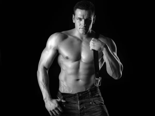 Hombre Brutal Con Cuerpo Musculoso Sexy Joven Hombre Sosteniendo Cinturón — Foto de Stock