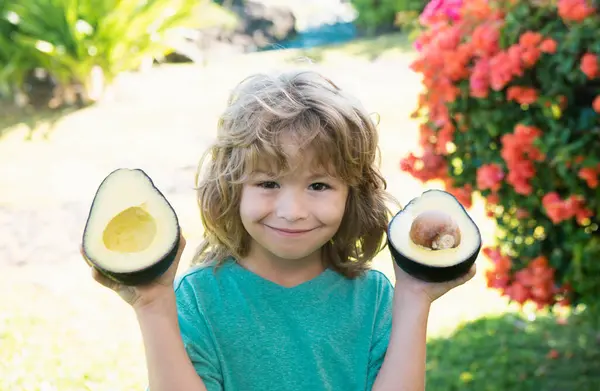 Copil Fericit Care Arată Avocado Grădina Vară Alimente Sănătoase Pentru — Fotografie, imagine de stoc