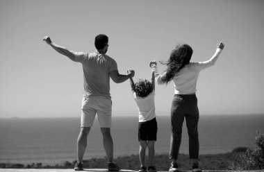 Anne ve baba gün batımında yaz plajında. Arkadaş canlısı bir aile. Özgürlük tasasız insanlar konsepti