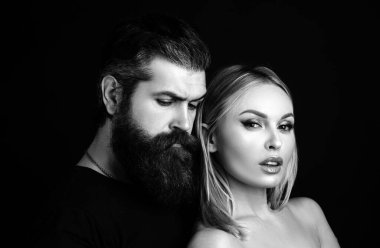 Siyah arka planda şık moda çifti portresi. Siyah arka planda poz veren çekici çift, yakın plan.