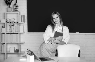 Okuldaki ya da üniversitedeki kız öğrencinin portresi