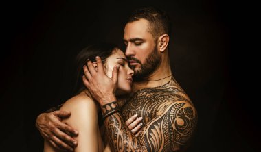 Sevgi ve arzu. Latin adam sevgi ile sevimli kadın sarılma. Aşık şehvetli bir çift. İspanyol adam ve seksi kadın erotik aşk.