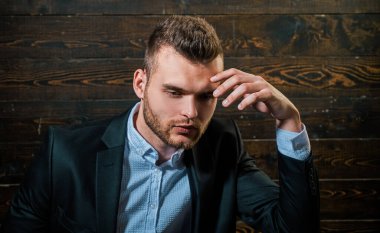 Yakışıklı ciddi erkek modelportresi. Hırs ve bireysellik, başarılı. İşadamı iş yerinde