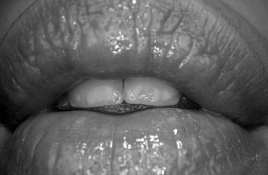 Ağzını makro kırmızı kadın dudaklarıyla aç, izole edilmiş ikon. Kadın dudaklarının duygusal biçimi