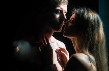 Güzel, tutkulu bir çift seks yapıyor. Birbirlerine aşık, kucaklaşan, romantizm ve şefkat dolu genç bir çiftin yüzünü kapatın.