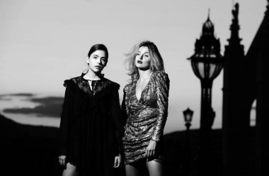 Şehir arka planında şık giyinmiş bir kadın. Moda tarzı sokak portresi, modaya uygun kıyafetler giyen çekici, genç ve şık bir bayan.