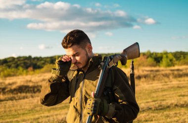 Hunter avı av tüfeği silahla. Amerikan av tüfekleri. Sınır tanımayan avcılık