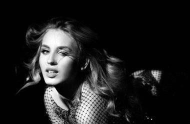 Güzel yüzünde gölgeler olan şehvetli bir kadın. Seksi kız.