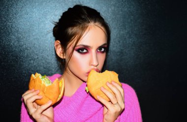 Güzellik kadını yüz. Seksi kadın hamburger yeme. Gıda porn. Kadın güzelliğinin visage kavramı