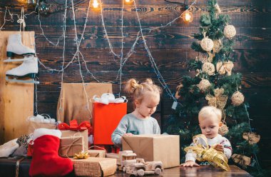 Sevimli küçük çocuk kapalı Noel ağacı süsleme. Noel ağacı süsle. Kış çocuklar. Neşeli bebek Noel evde kameraya bakıyor. Şirin küçük Noel kutlamaları çocuklar. Bebekler