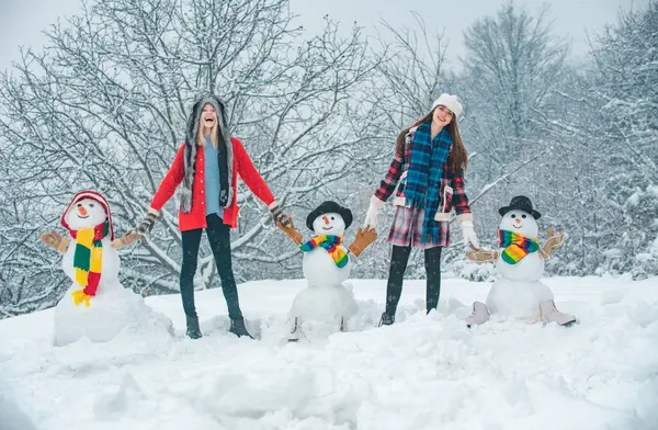 Gruppe Von Schönheit Winter Mädchen Mit Schneemann Studentenparty Und Weihnachtsfeier — Stockfoto